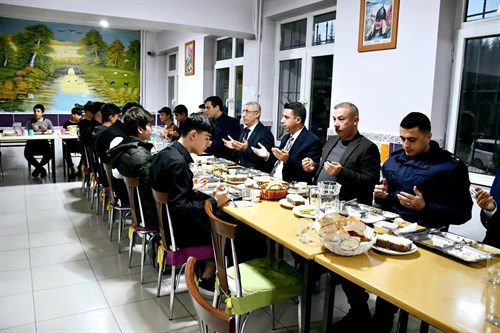 SOMUNCUBABA MESLEKİ VE TEKNİK ANADOLU LİSESİNDE ÖĞRENCİLERİMİZLE İFTAR 